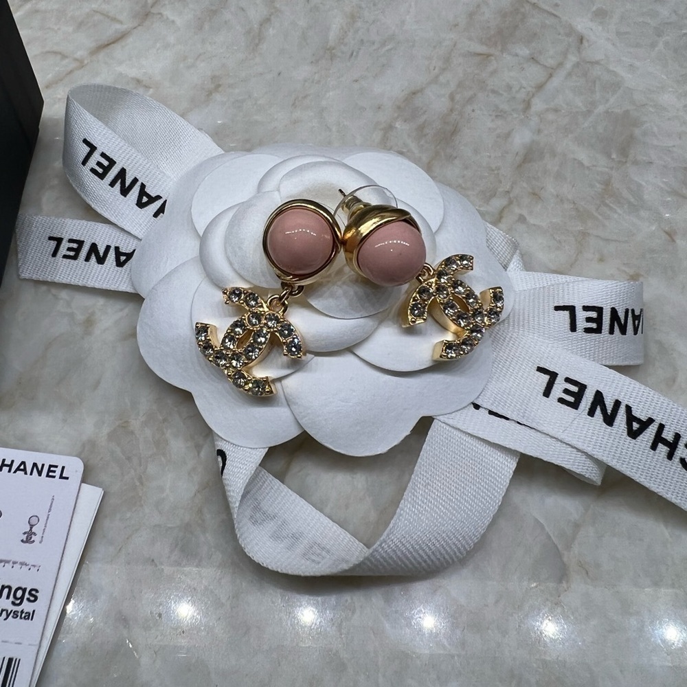 CHANEL 22A CC Logo Gold-tone Dangle Earrings: Pink Pearly W/ Crystals